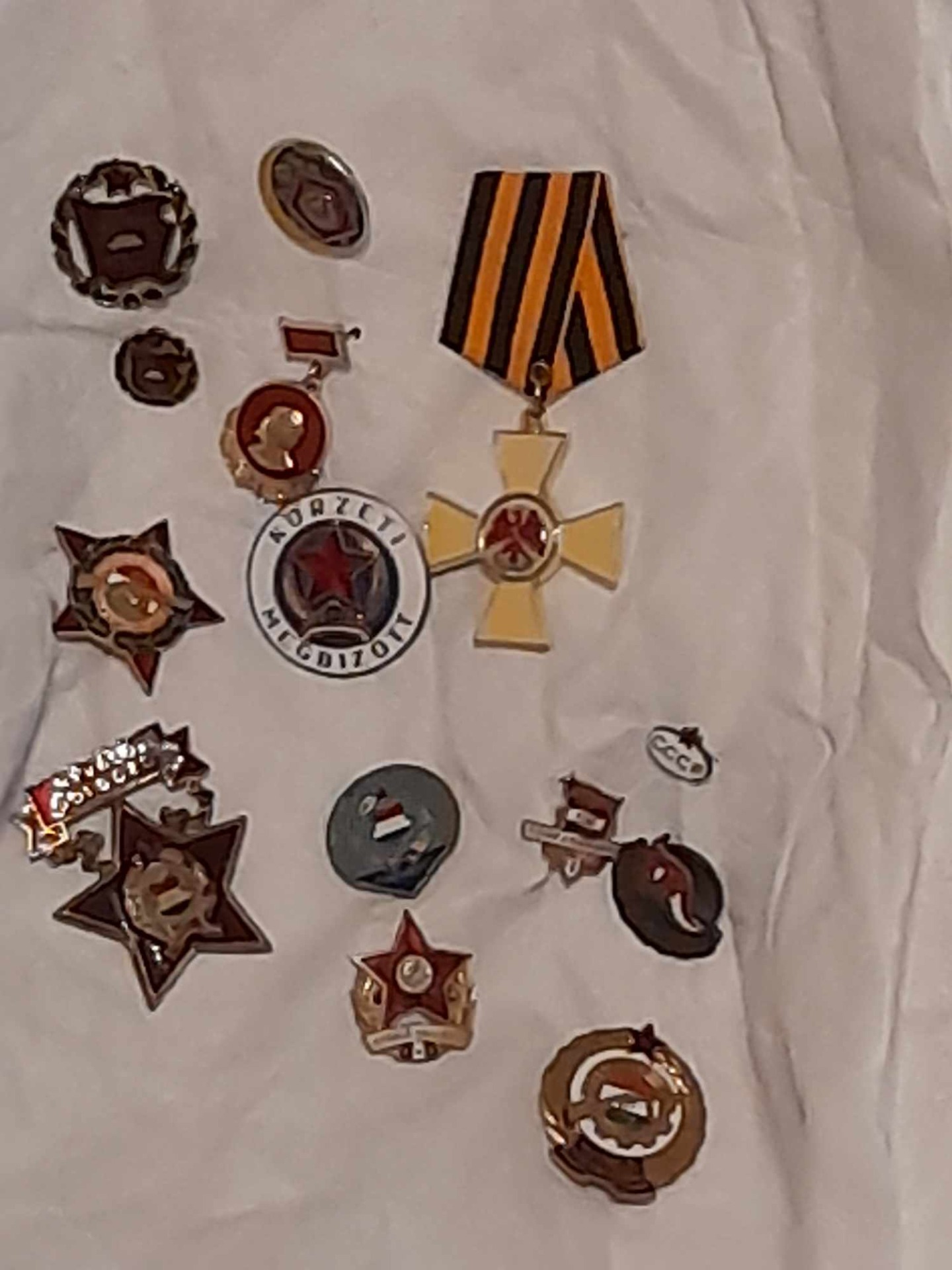 Kitüntetések a főpápai egyenruhán